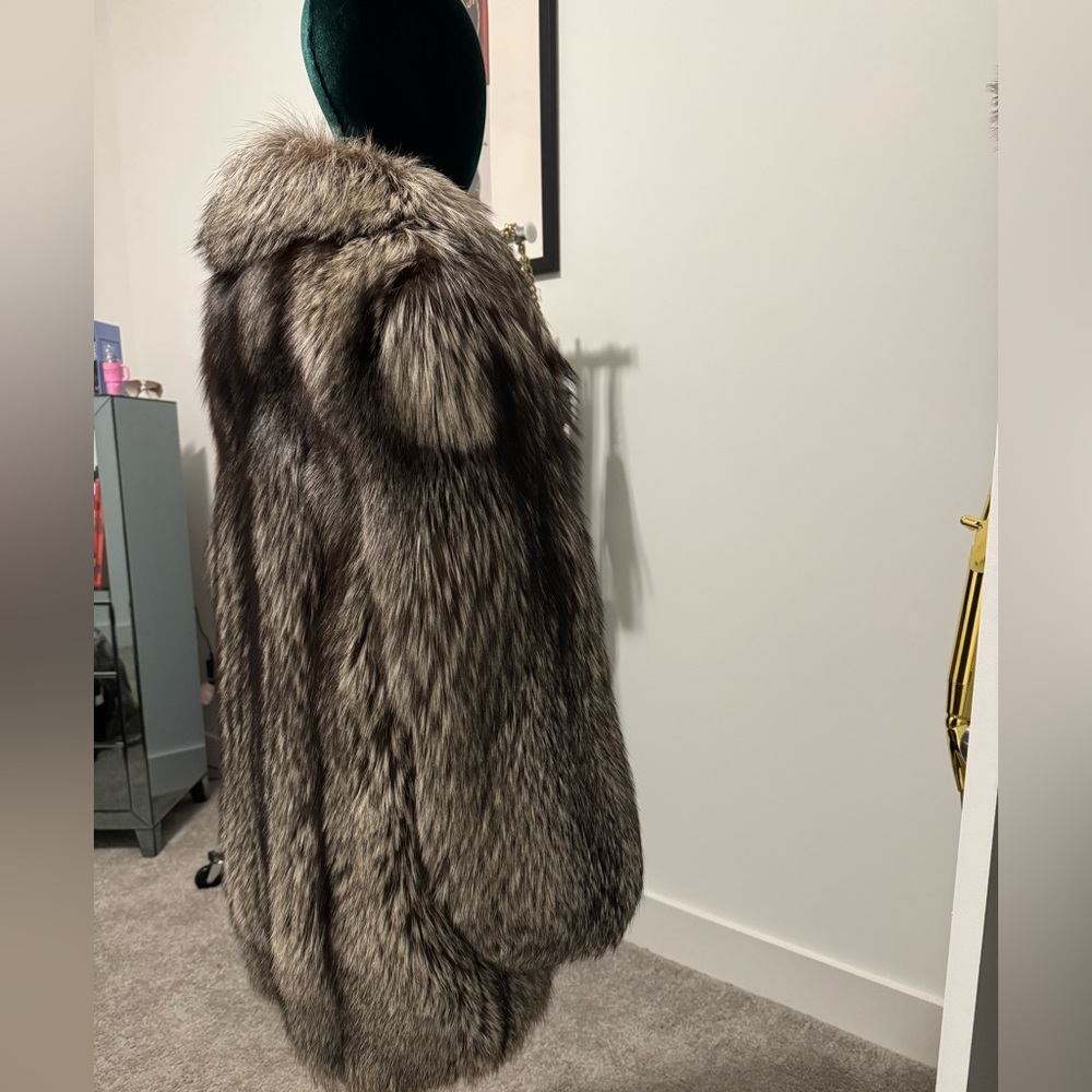 Luxurious SAGA Fox Fur Coat - Picture 6 of 17